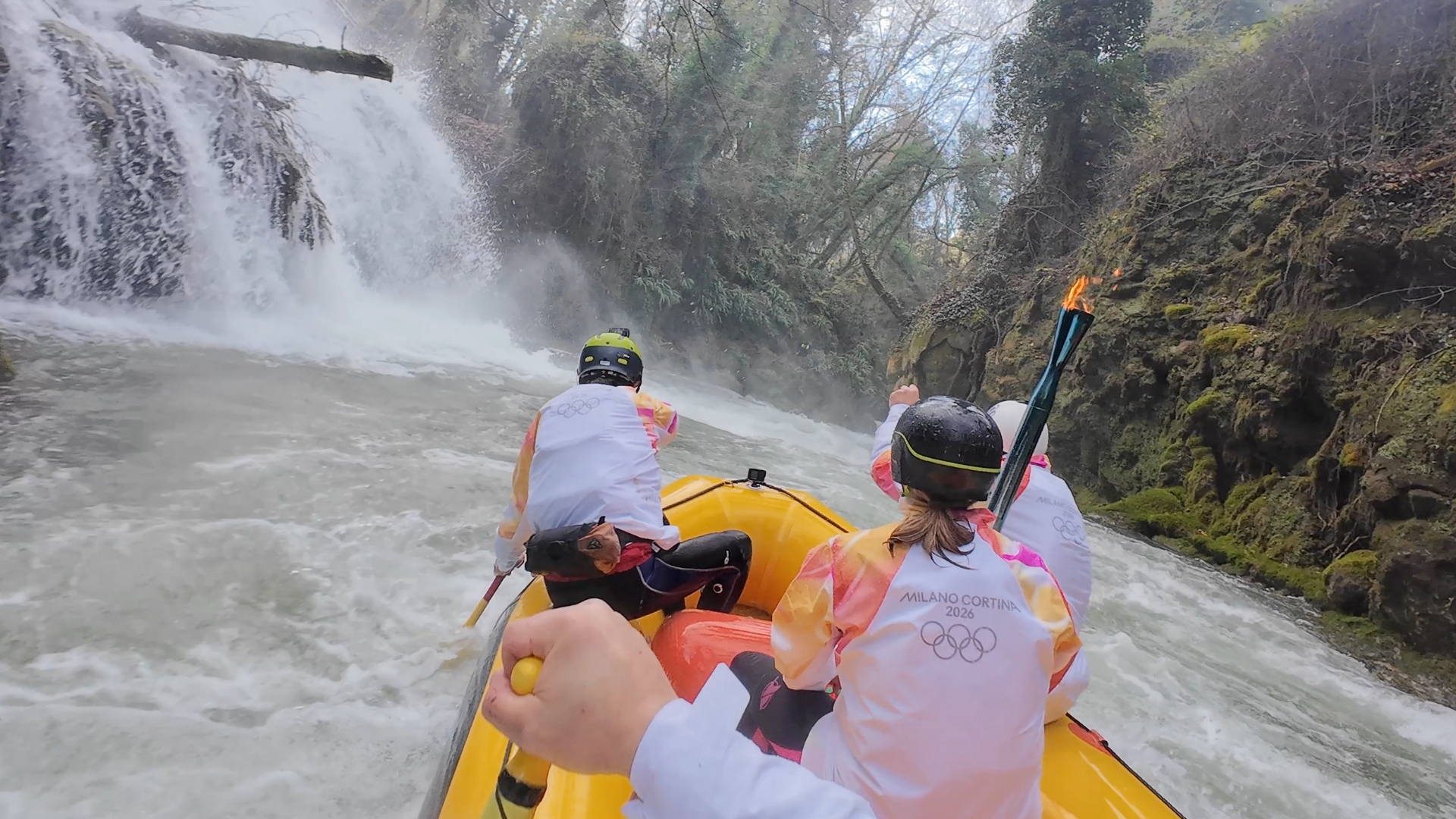 La Fiamma Olimpica di Milano-Cortina 2026 approda alle Marmore per la prima storica discesa in rafting.